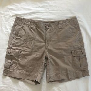 Cabela’s 7-pocket Women’s Shorts Size 12.
